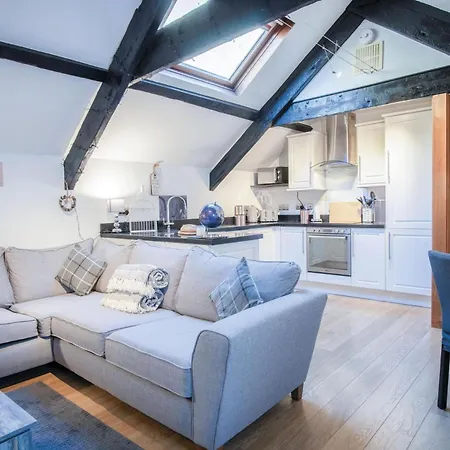 Cosy At The Mews - 2 Bedroom Apartment - Tenby Exterior photo