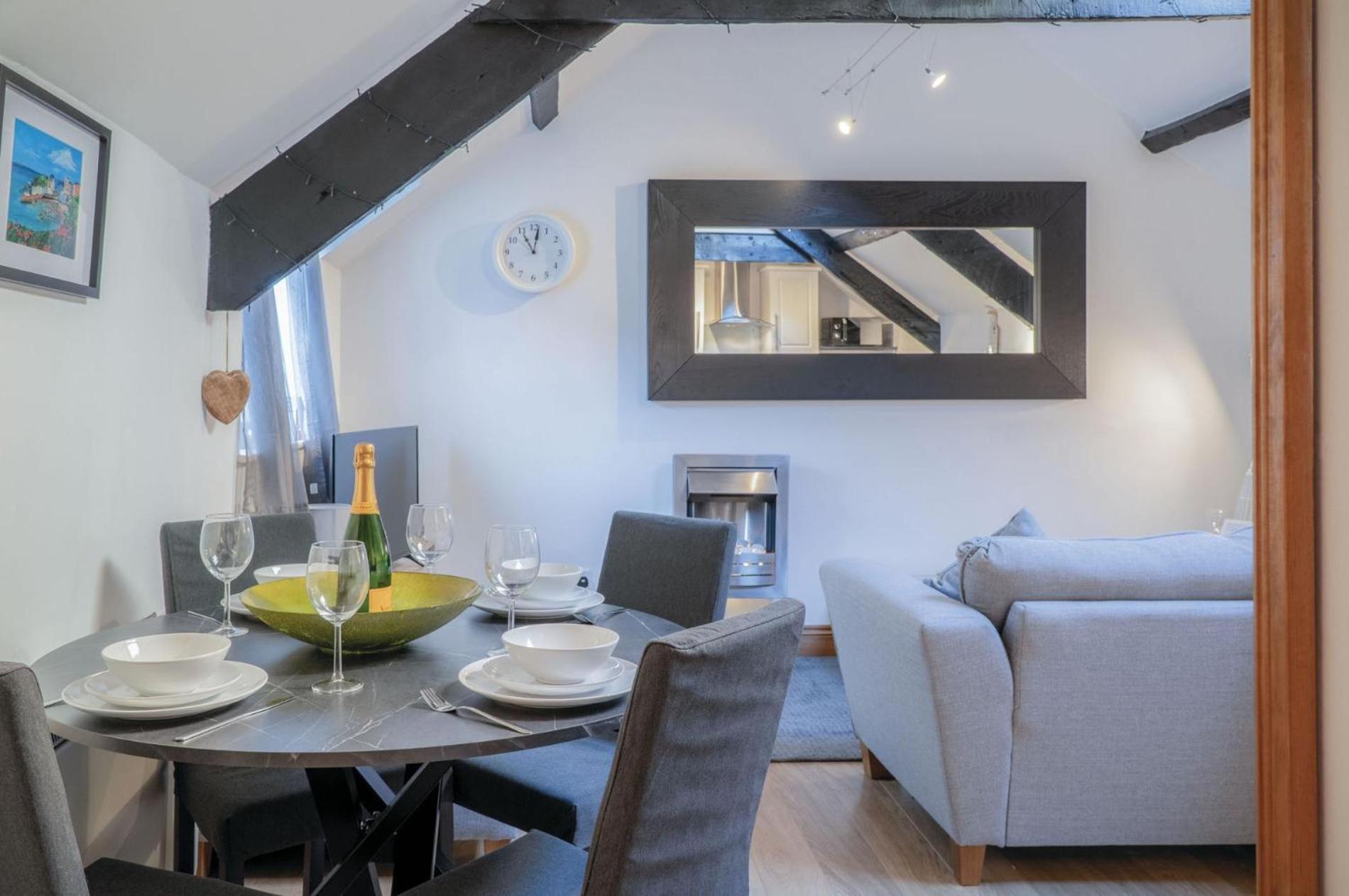 Cosy At The Mews - 2 Bedroom - * Tenby