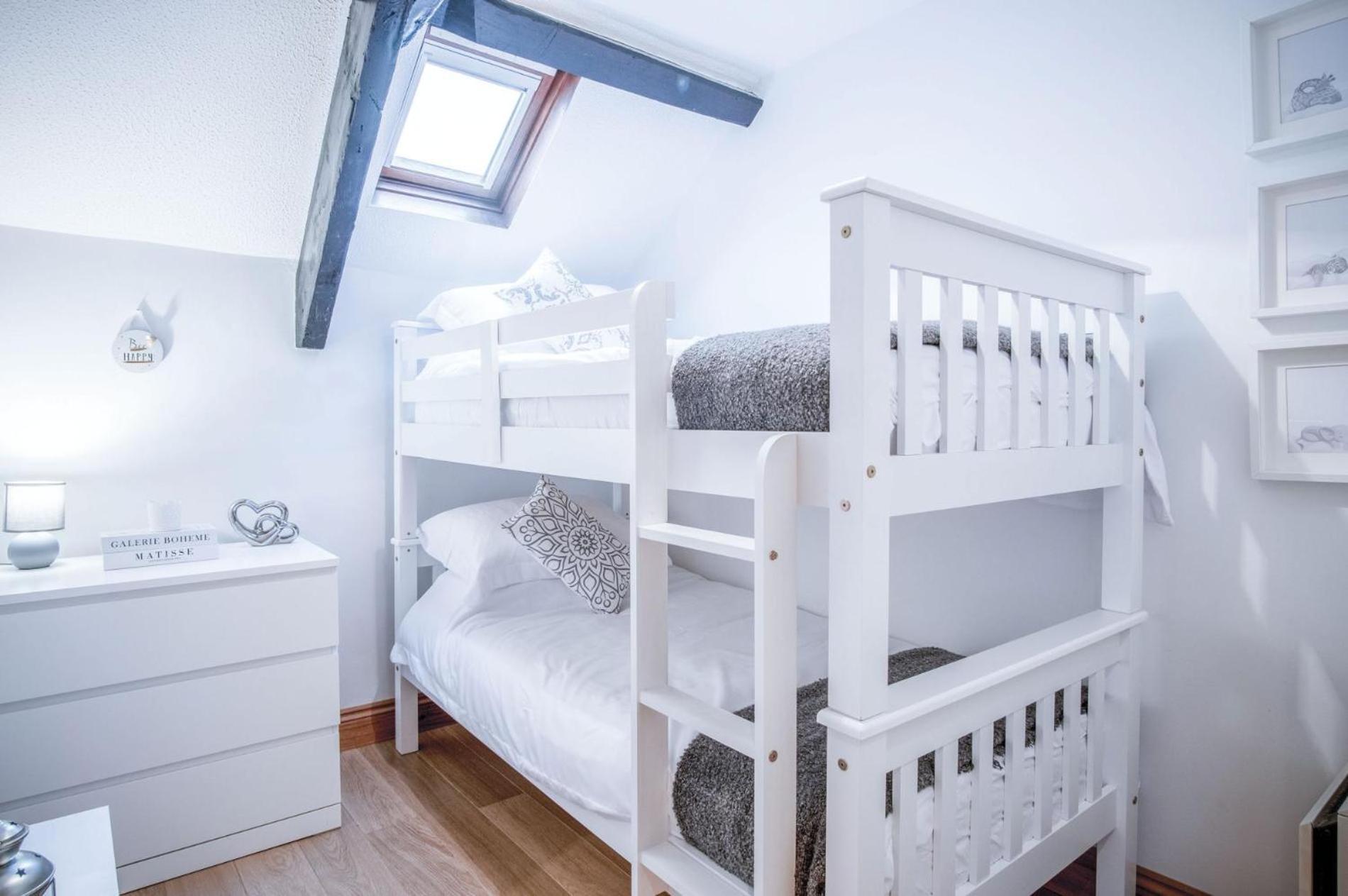 Cosy At The Mews - 2 Bedroom - Apartment Tenby