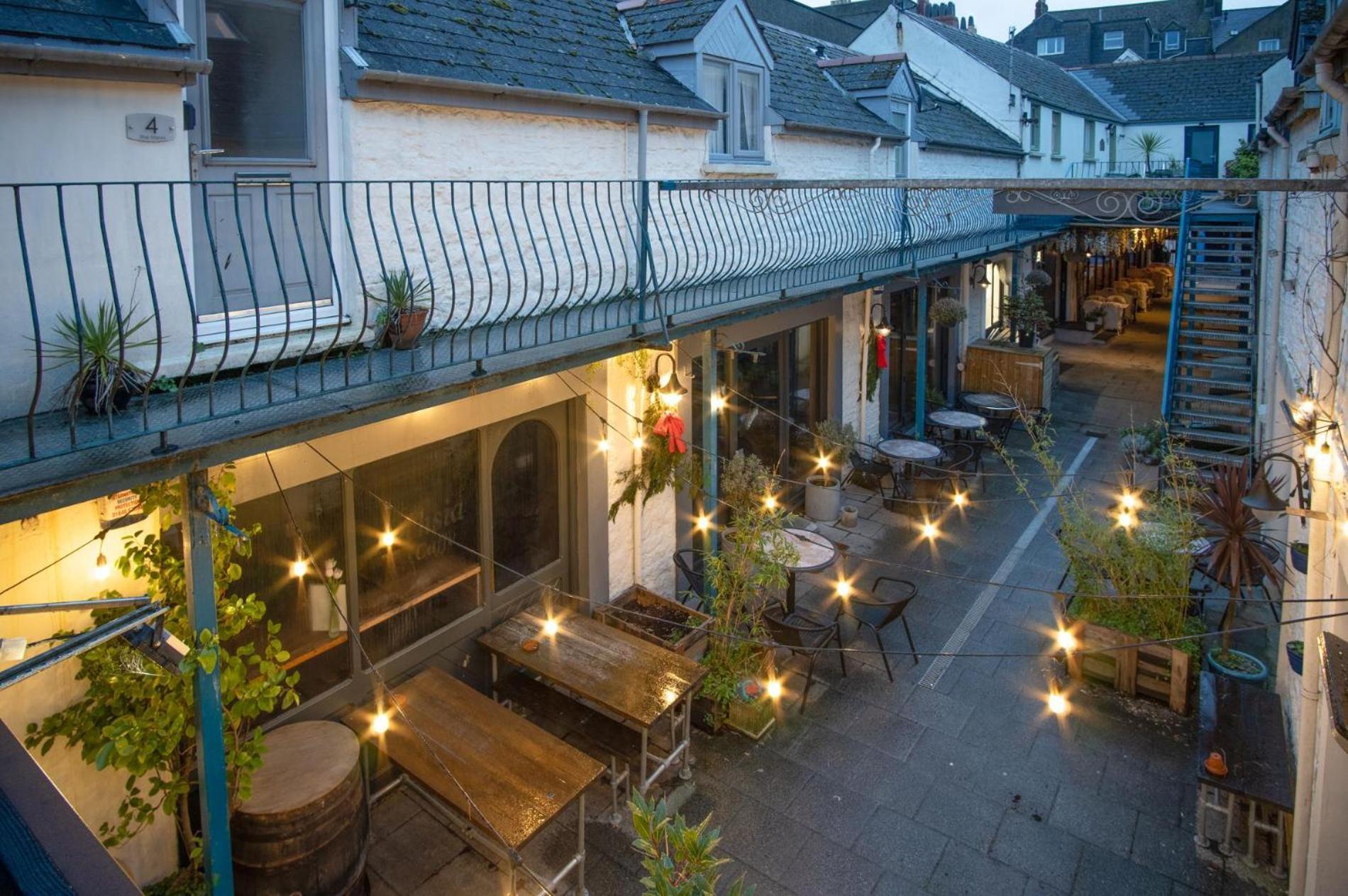 Cosy At The Mews - 2 Bedroom - * Tenby