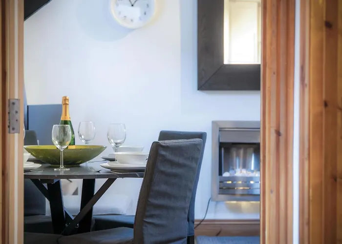 Cosy At The Mews - 2 Bedroom Apartment - Tenby