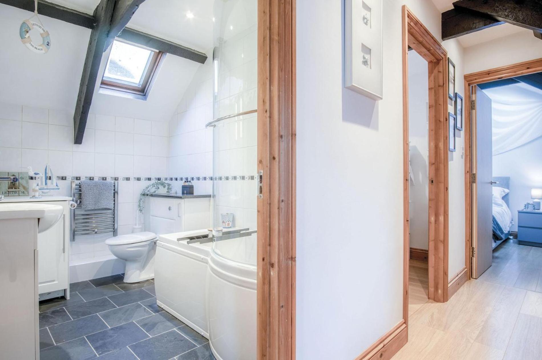 Cosy At The Mews - 2 Bedroom - * Tenby