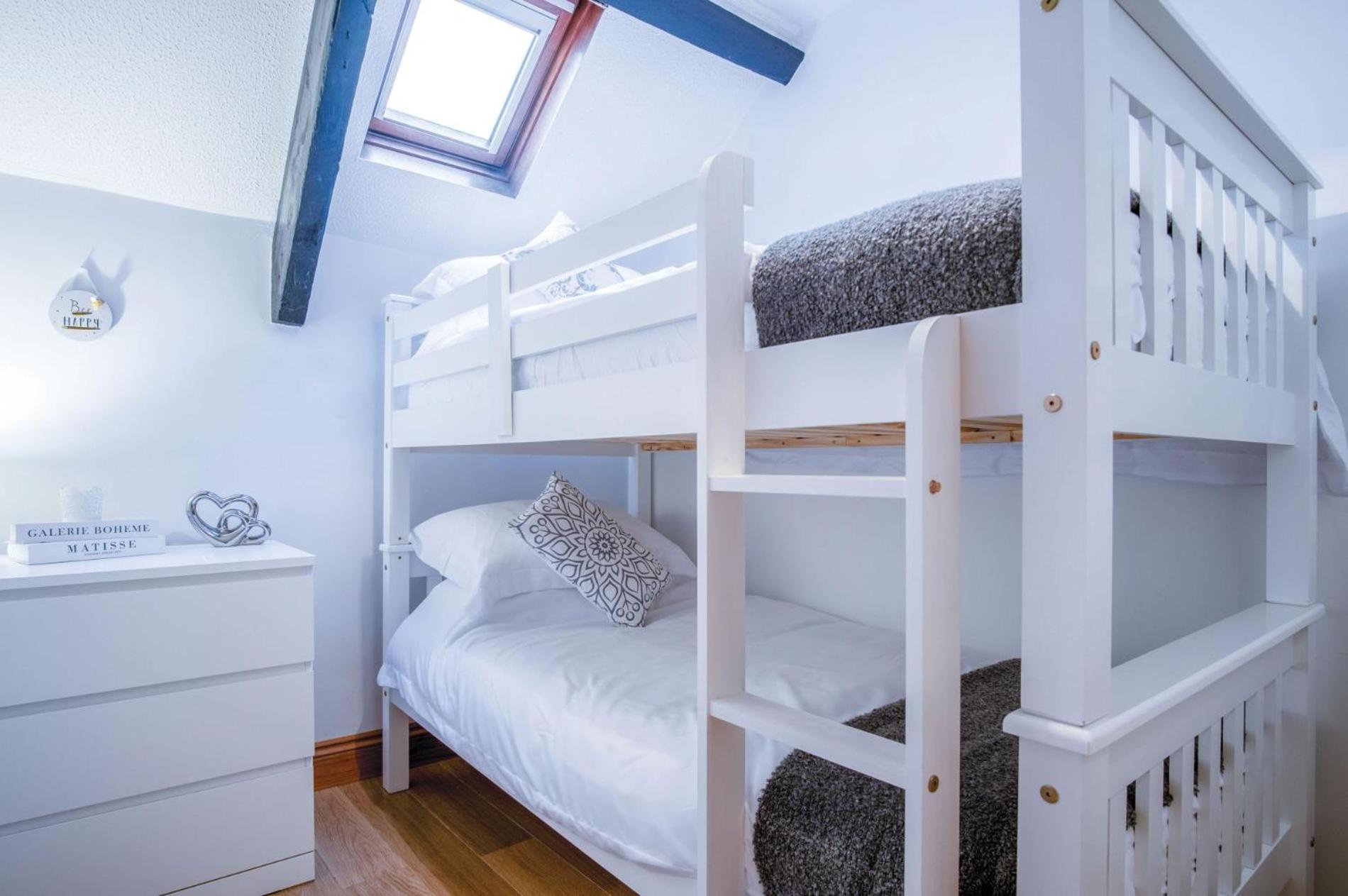 Cosy At The Mews - 2 Bedroom - *