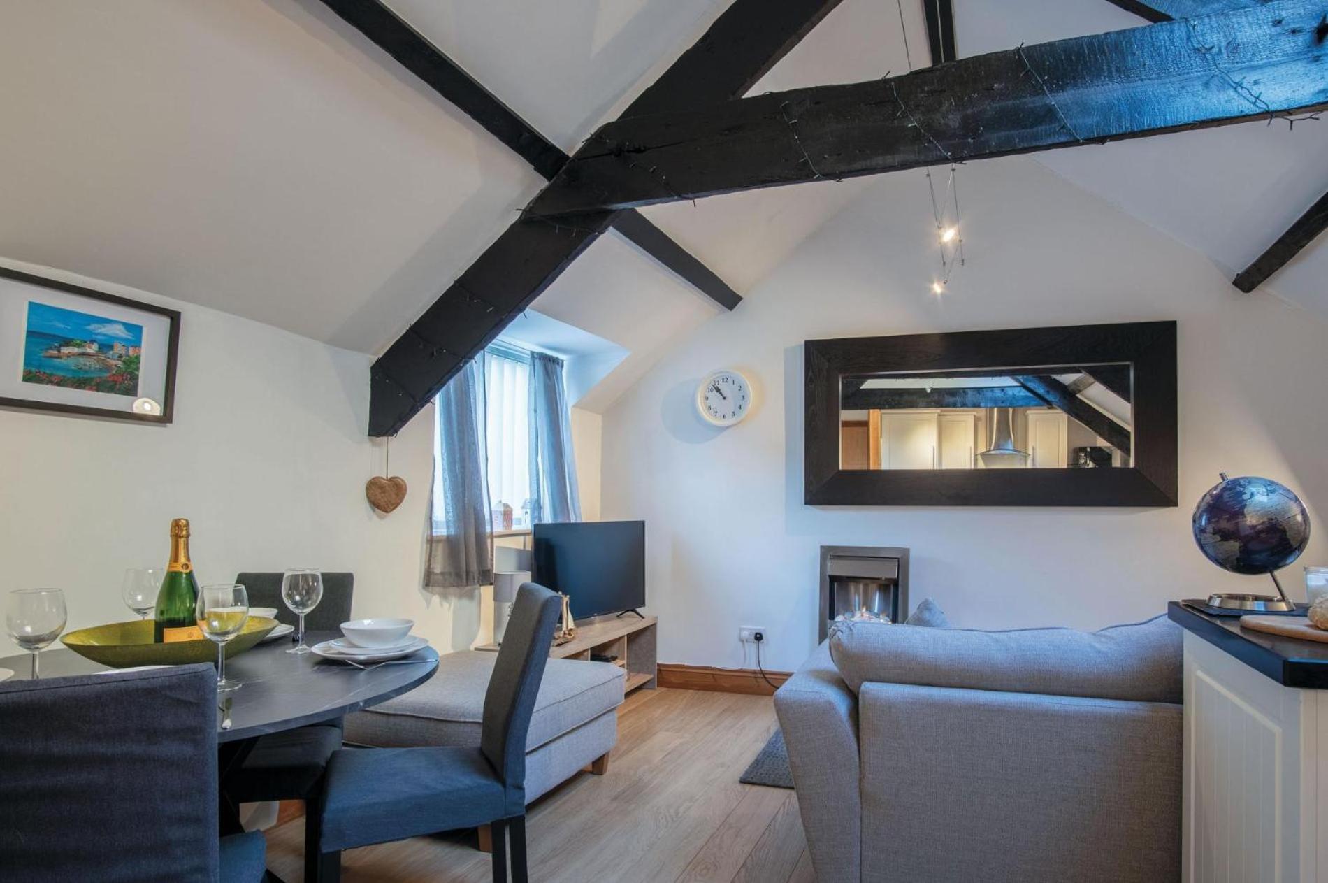Apartment Cosy At The Mews - 2 Bedroom - *