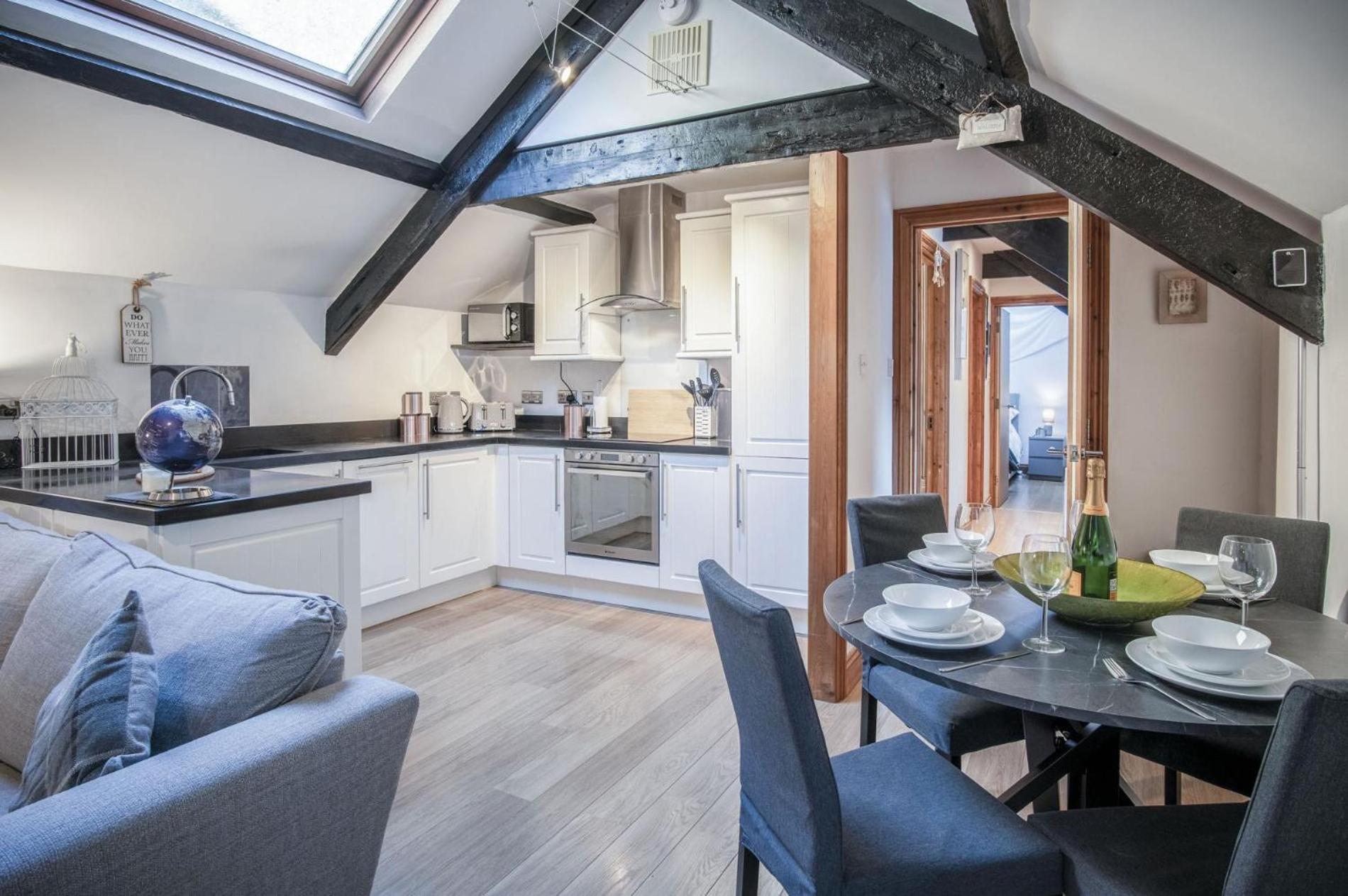 Cosy At The Mews - 2 Bedroom - *