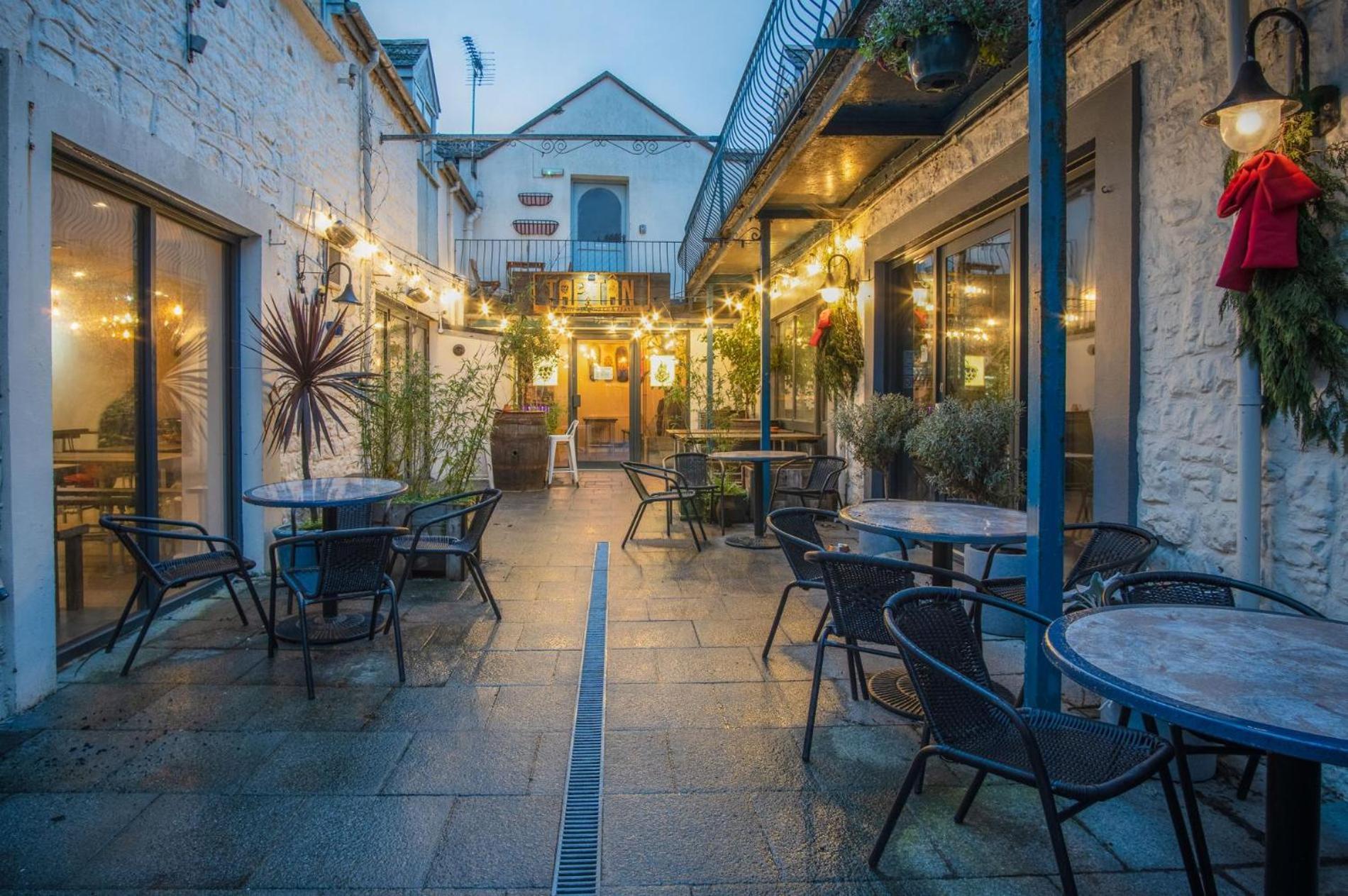 Cosy At The Mews - 2 Bedroom - * Tenby